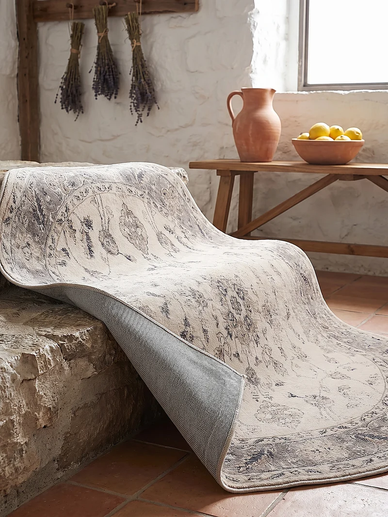 Kurzflor-Teppich mit Rosettenmuster – Waschbar bei 30 °C | Ruhiges Rapportmuster