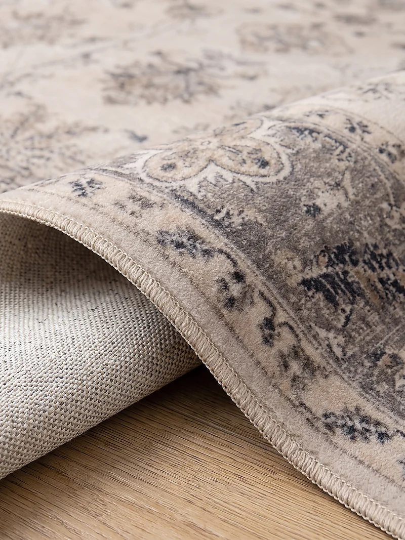 Kurzflor-Teppich mit Rosettenmuster – Waschbar bei 30 °C | Ruhiges Rapportmuster