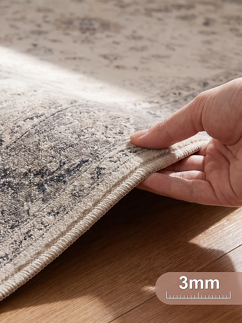 Kurzflor-Teppich mit Rosettenmuster – Waschbar bei 30 °C | Ruhiges Rapportmuster