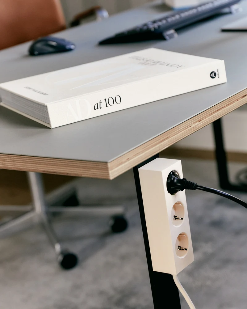 Pedestal Power Bar