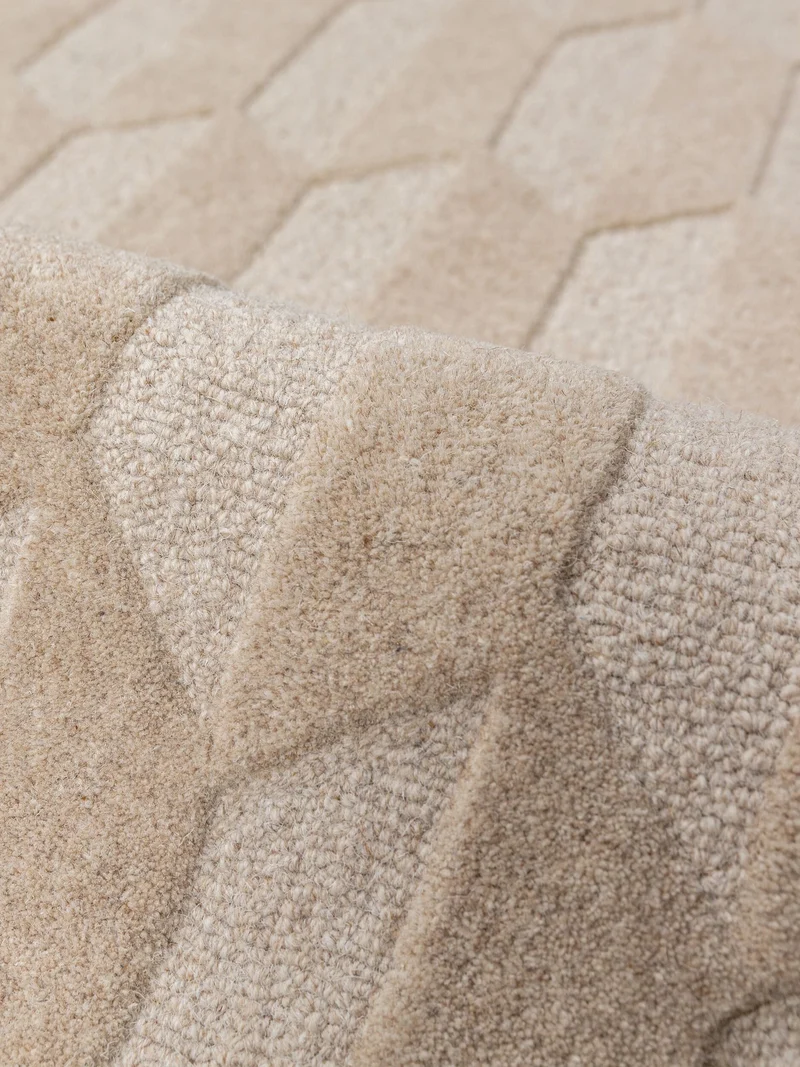 Kurzflor-Wollteppich Wabenmuster · handgetuftet · 5 mm Flor, 3.250 g/m²