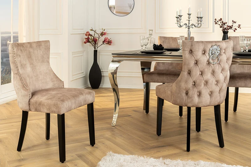 Edler Stuhl LEON Samt beige Löwenkopf Nieten Chesterfield