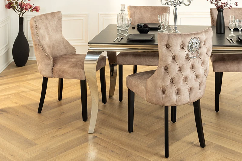 Edler Stuhl LEON Samt beige Löwenkopf Nieten Chesterfield
