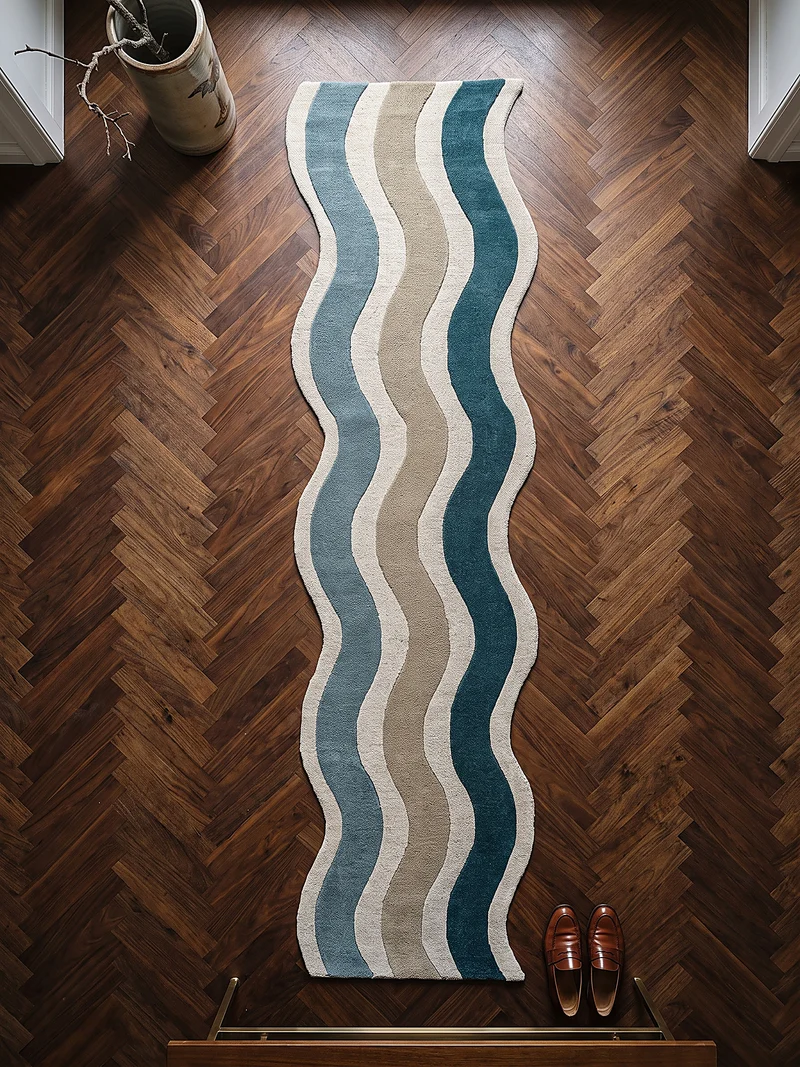 Wollteppich Wellenstreifen · handgetuftet, 5 mm Flor · geschwungene Kante