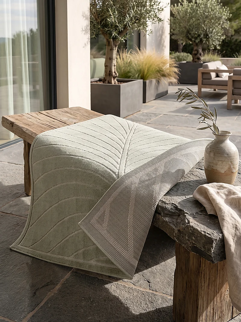Kurzflor-Teppich mit Blattmuster – Schwer & Windstabil | 1.450 g/m² wetterfest