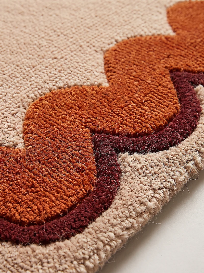 Wollteppich mit Wellenrand · handgetuftet, 5 mm Flor · 3.250 g/m²