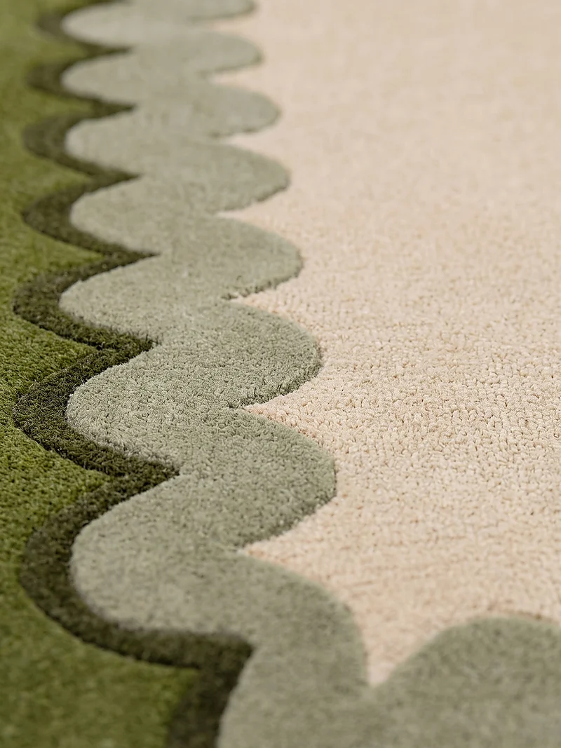 Wollteppich mit Wellenrand · handgetuftet, 5 mm Flor · 3.250 g/m²