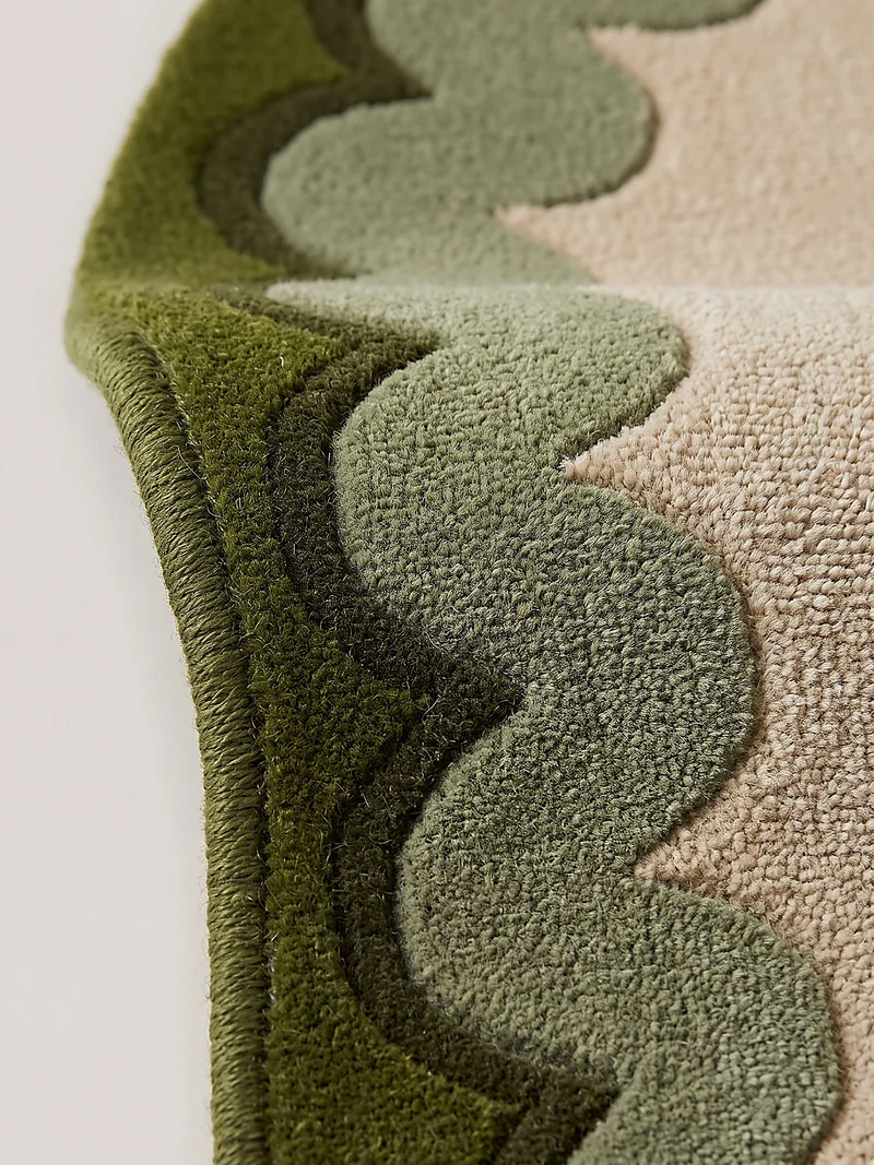 Wollteppich mit Wellenrand · handgetuftet, 5 mm Flor · 3.250 g/m²