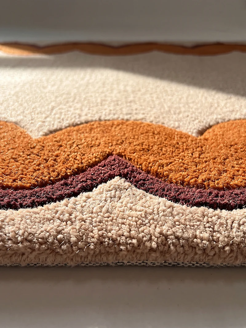 Wollteppich mit Wellenrand · handgetuftet, 5 mm Flor · 3.250 g/m²