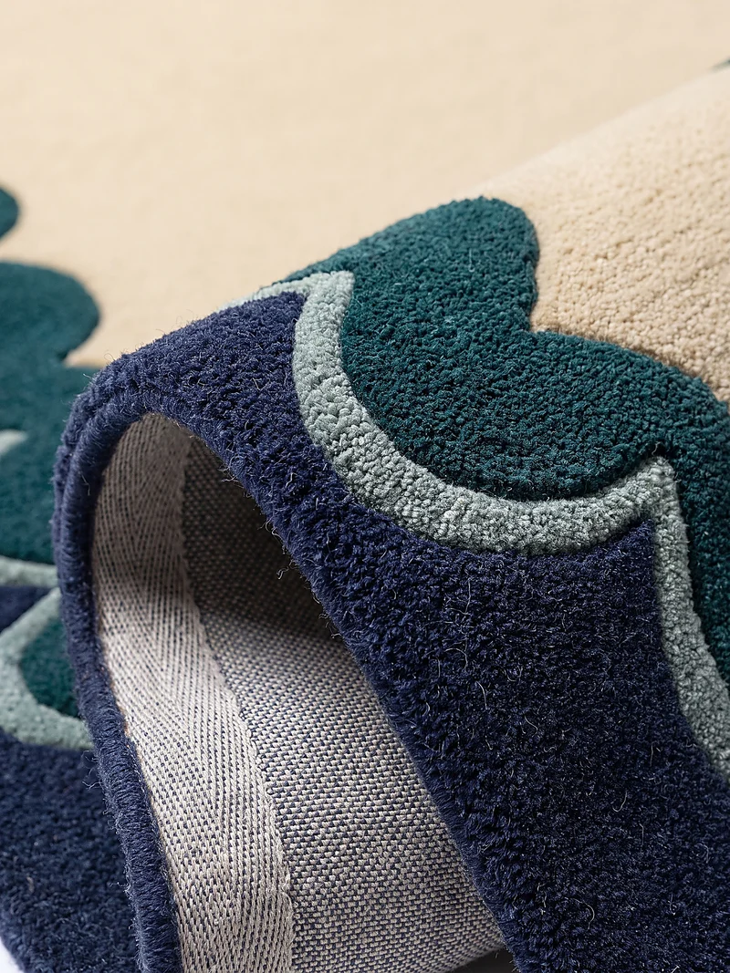 Wollteppich mit Wellenrand · handgetuftet, 5 mm Flor · 3.250 g/m²