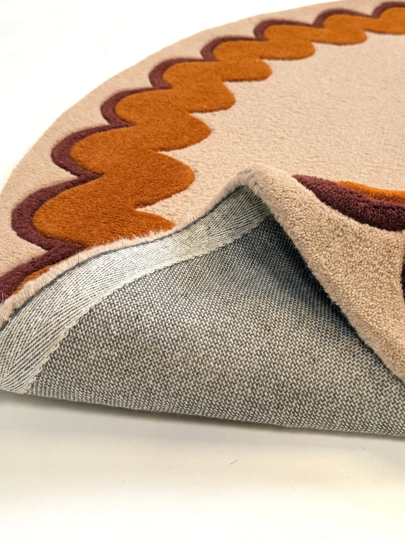 Wollteppich mit Wellenrand · handgetuftet, 5 mm Flor · 3.250 g/m²