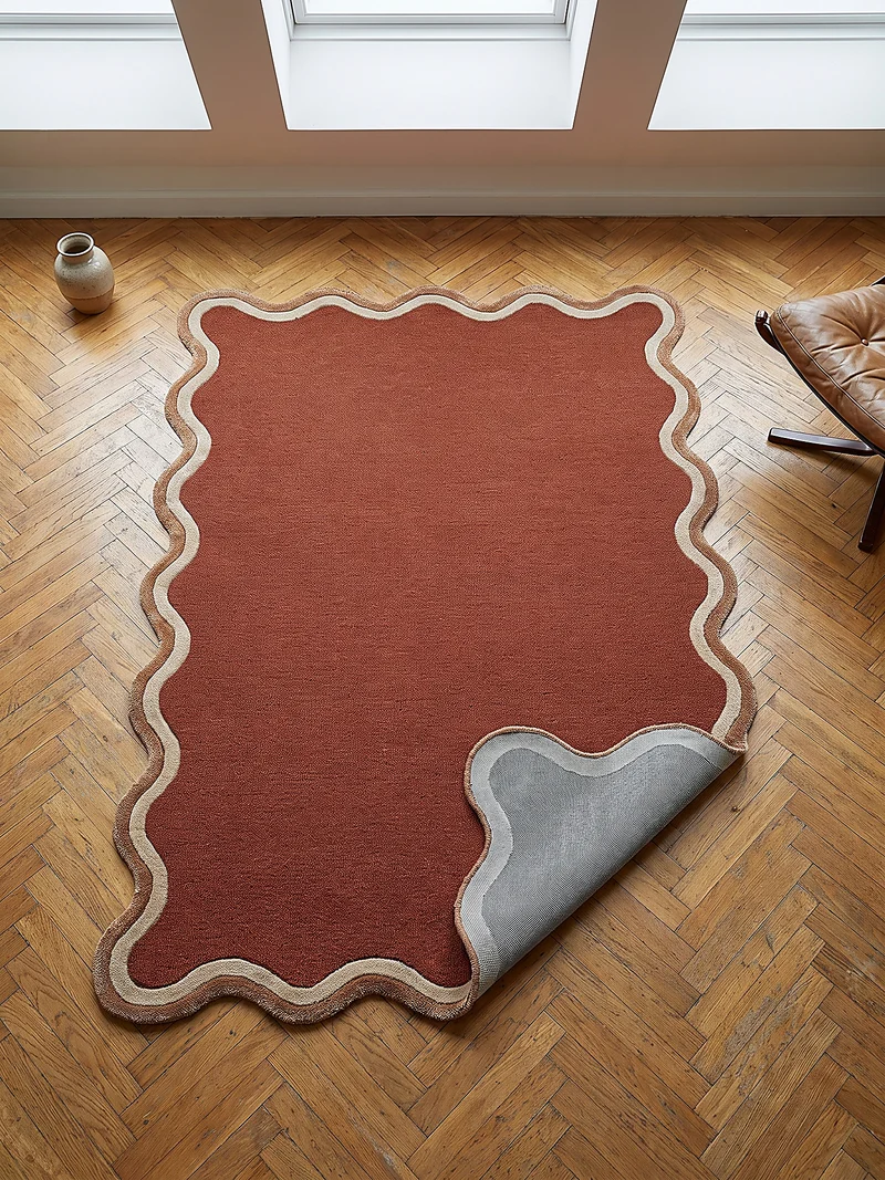 Wollteppich mit Wellenbordüre · handgetuftet · 8 mm Flor, 2.900 g/m²