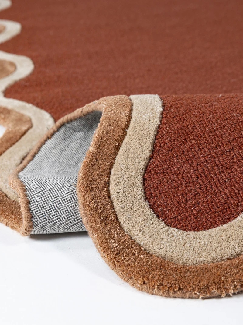 Wollteppich mit Wellenbordüre · handgetuftet · 8 mm Flor, 2.900 g/m²