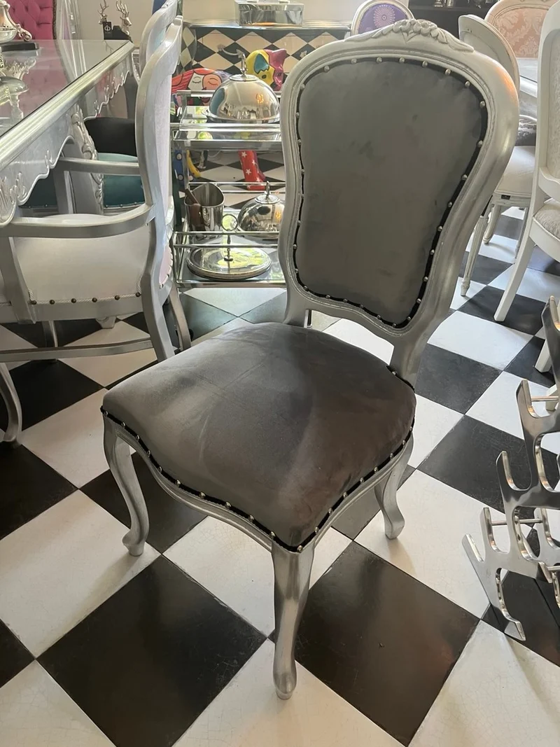 Casa Padrino Luxus Barock Stuhl Silber Grau 99 cm – Samt Esszimmerstuhl mit handbearbeitetem Buchenholz