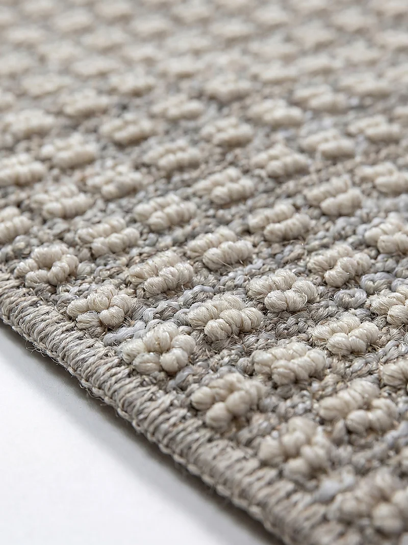 Waschbarer Kurzflor-Teppich meliert · 100 % recyceltes Polyester · Maschinell gewebt · Uni Hellgrau gepunktet