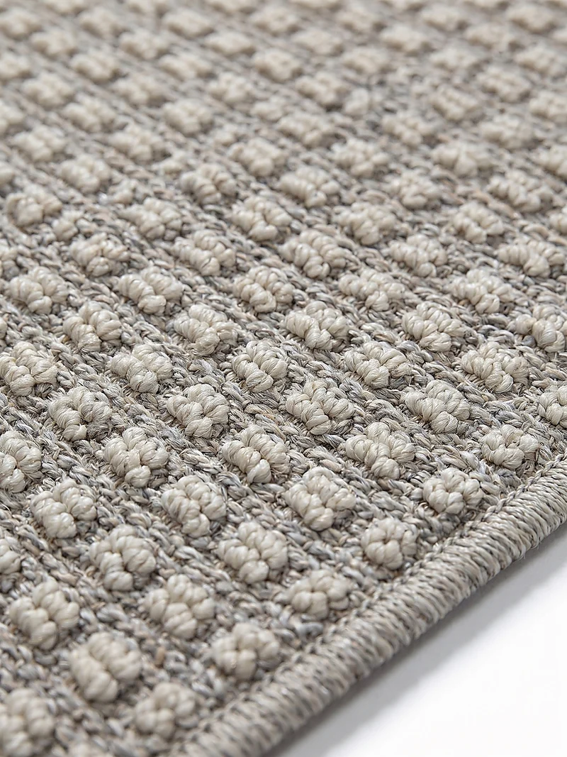 Waschbarer Kurzflor-Teppich meliert · 100 % recyceltes Polyester · Maschinell gewebt · Uni Hellgrau gepunktet