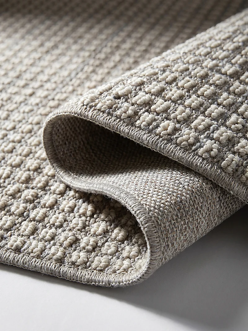 Waschbarer Kurzflor-Teppich meliert · 100 % recyceltes Polyester · Maschinell gewebt · Uni Hellgrau gepunktet