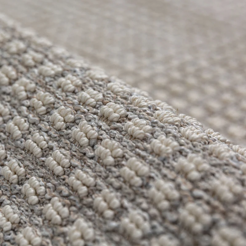 Waschbarer Kurzflor-Teppich meliert · 100 % recyceltes Polyester · Maschinell gewebt · Uni Hellgrau gepunktet