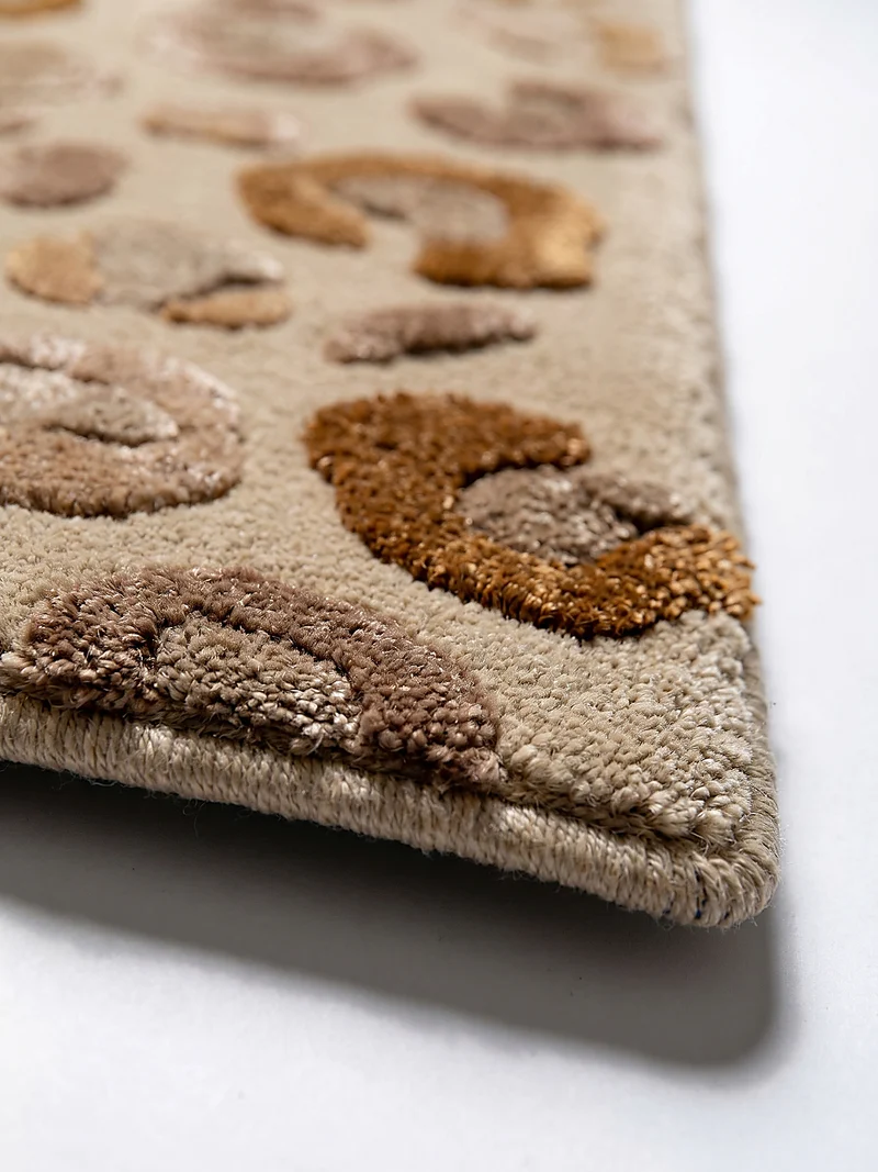 Designteppich Leopard-Print · Lyocell-Wool Mix · Caramel auf Beige · 7 mm Hand-Tufted