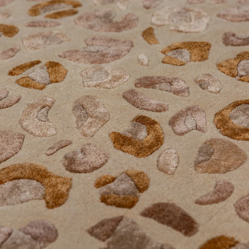 Designteppich Leopard-Print · Lyocell-Wool Mix · Caramel auf Beige · 7 mm Hand-Tufted