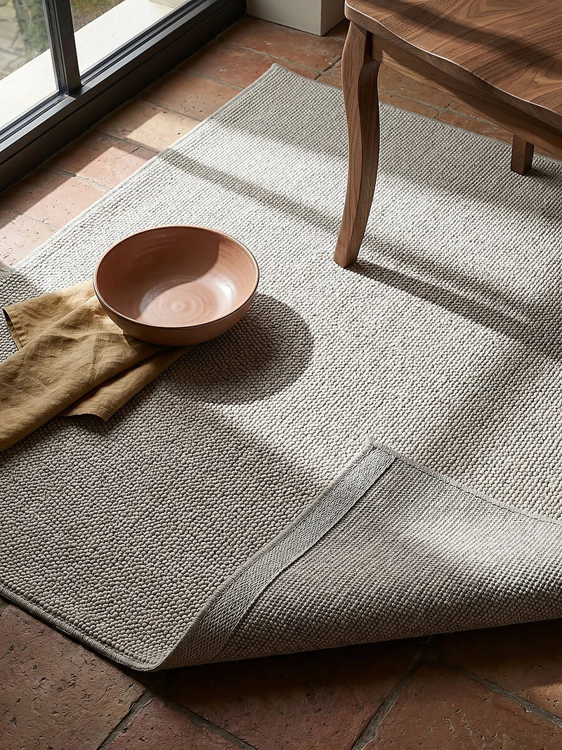 Waschbarer Flachgewebe-Teppich · Bouclé-Look · 100 % recyceltes Polyester · Hellgrau