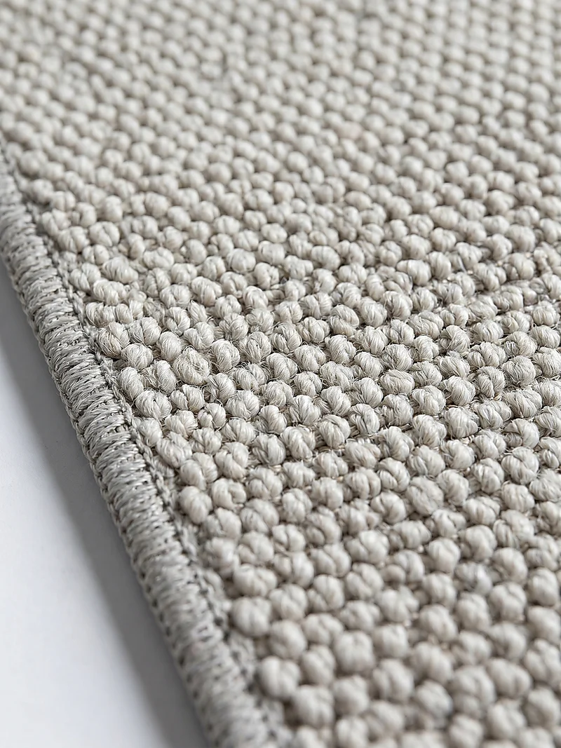 Waschbarer Flachgewebe-Teppich · Bouclé-Look · 100 % recyceltes Polyester · Hellgrau