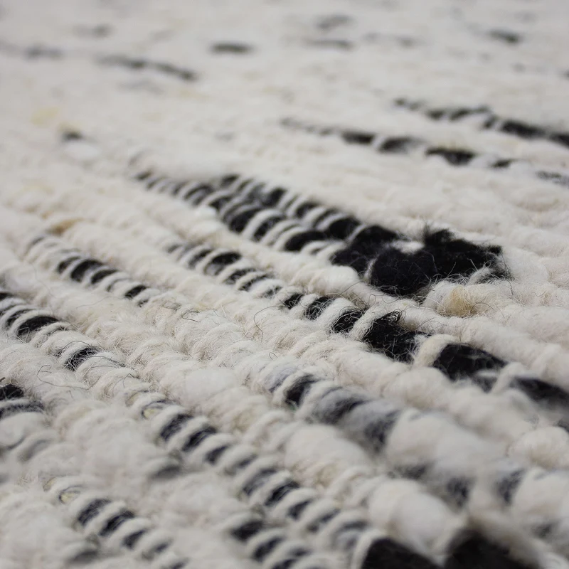 Wollteppich Flachgewebe Pitloom · Schwarze Striche auf Naturweiß · 100 % Wolle