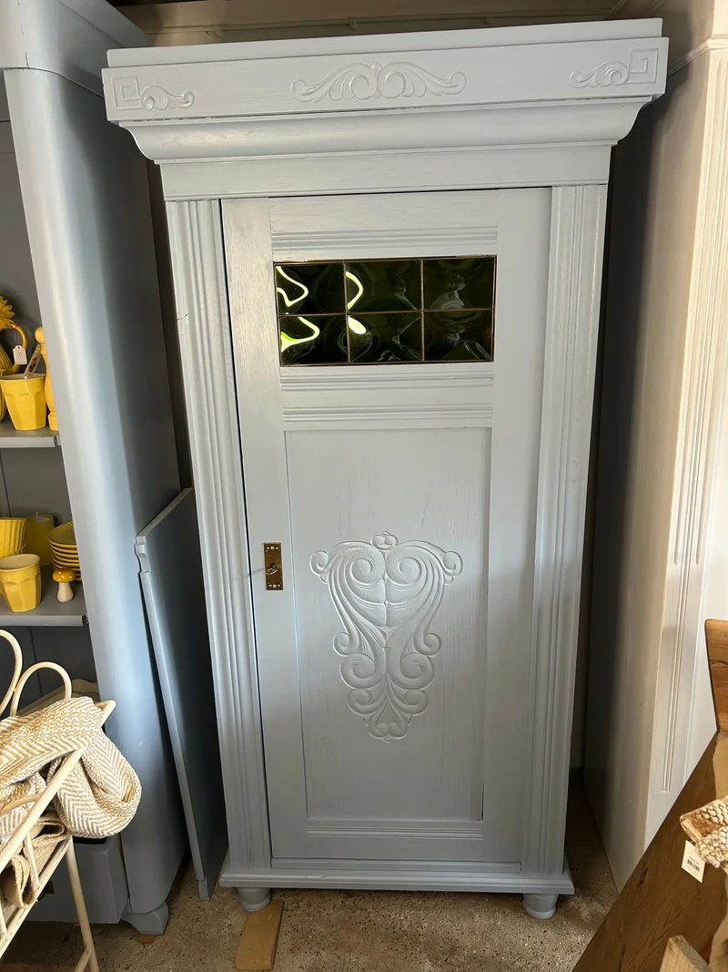 Antiker Schrank Jugendstil mit grünen Fenstern Shabby Chic