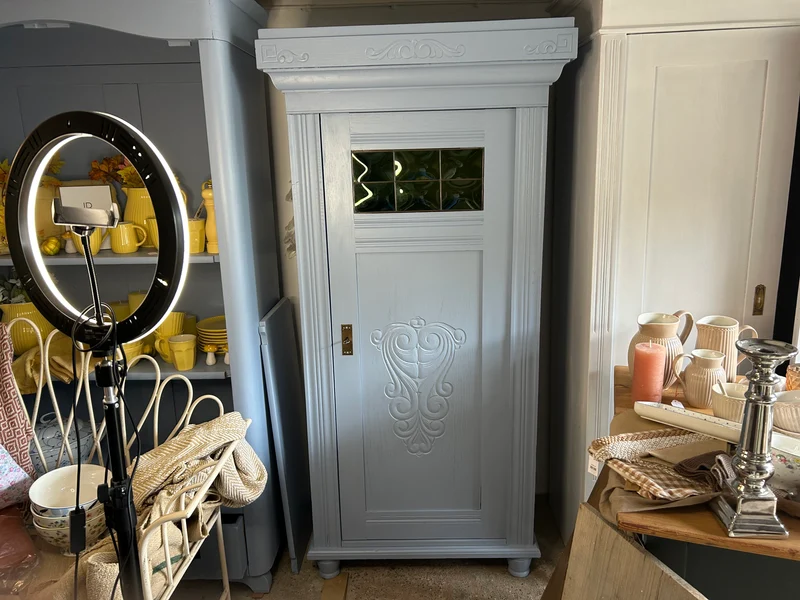 Antiker Schrank Jugendstil mit grünen Fenstern Shabby Chic
