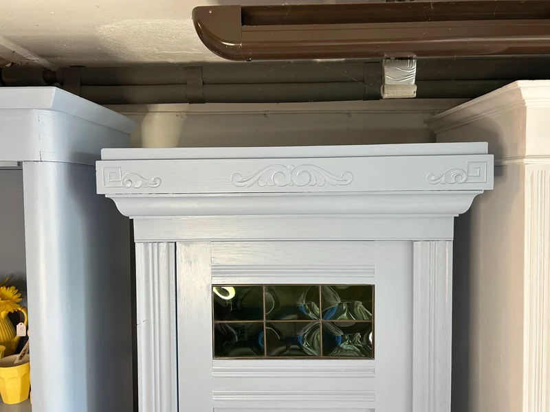 Antiker Schrank Jugendstil mit grünen Fenstern Shabby Chic