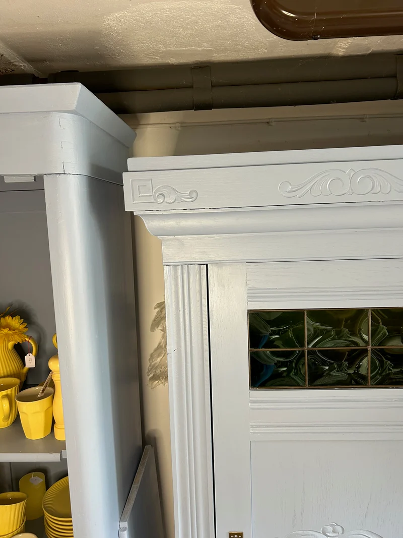 Antiker Schrank Jugendstil mit grünen Fenstern Shabby Chic