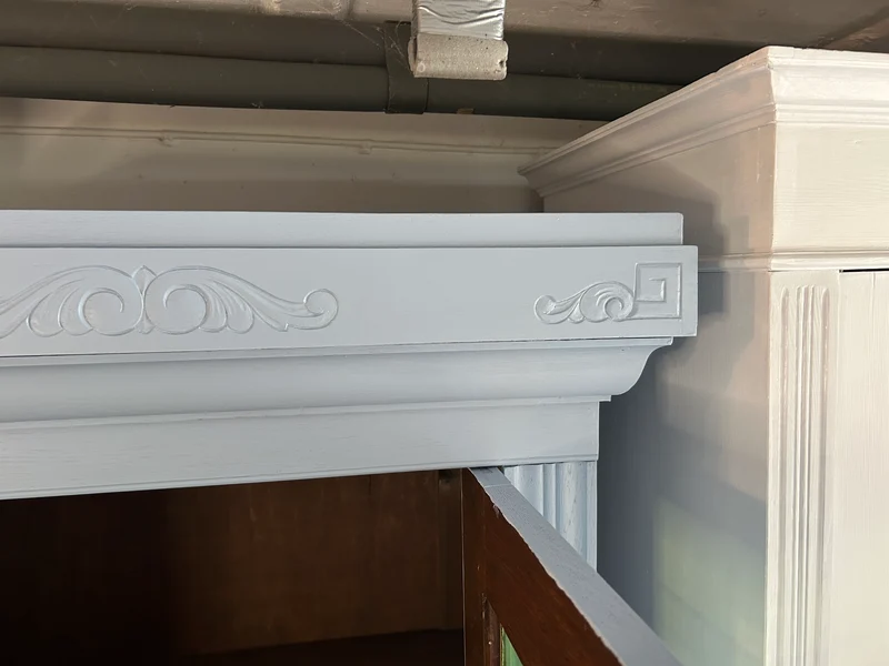 Antiker Schrank Jugendstil mit grünen Fenstern Shabby Chic