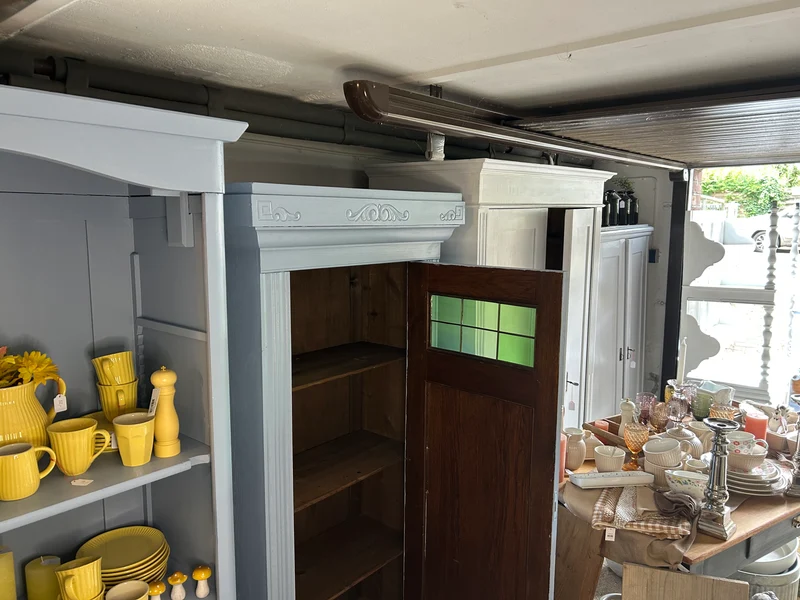 Antiker Schrank Jugendstil mit grünen Fenstern Shabby Chic