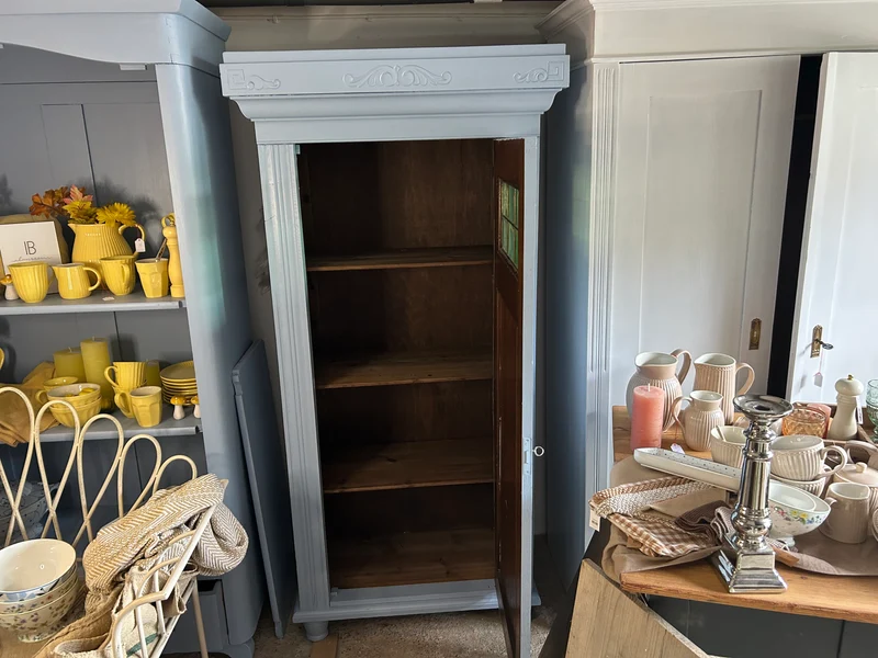 Antiker Schrank Jugendstil mit grünen Fenstern Shabby Chic