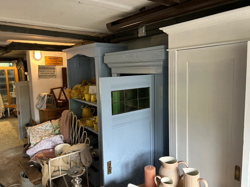 Antiker Schrank Jugendstil mit grünen Fenstern Shabby Chic