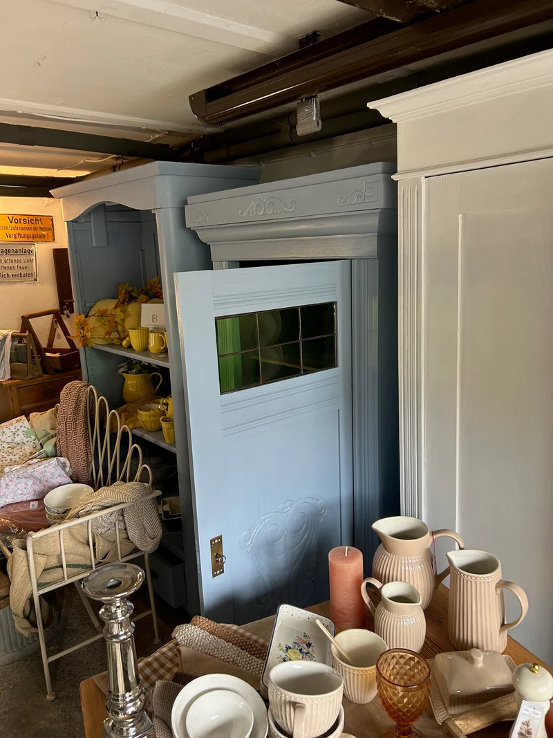 Antiker Schrank Jugendstil mit grünen Fenstern Shabby Chic