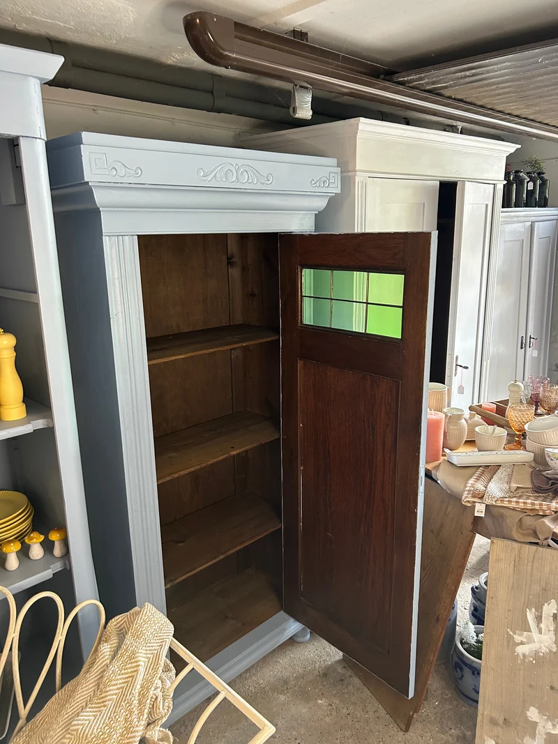 Antiker Schrank Jugendstil mit grünen Fenstern Shabby Chic
