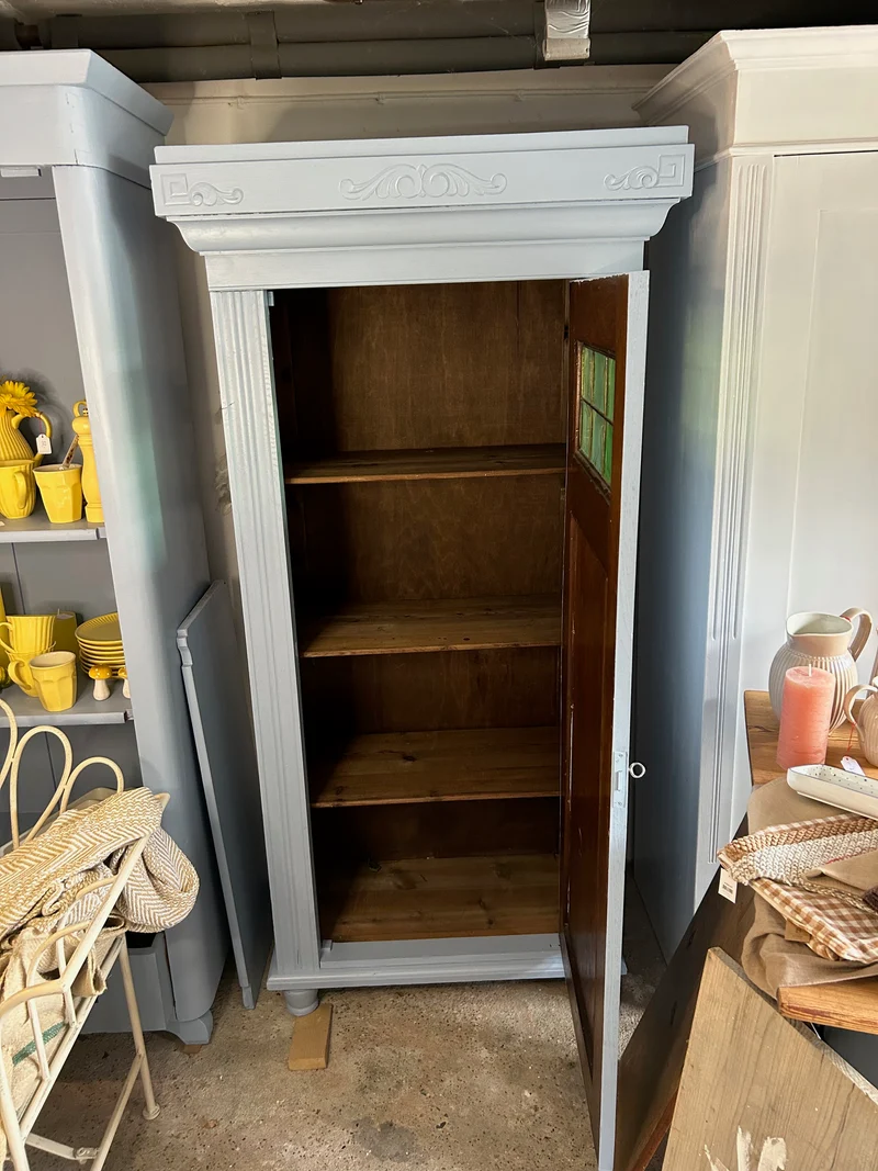 Antiker Schrank Jugendstil mit grünen Fenstern Shabby Chic