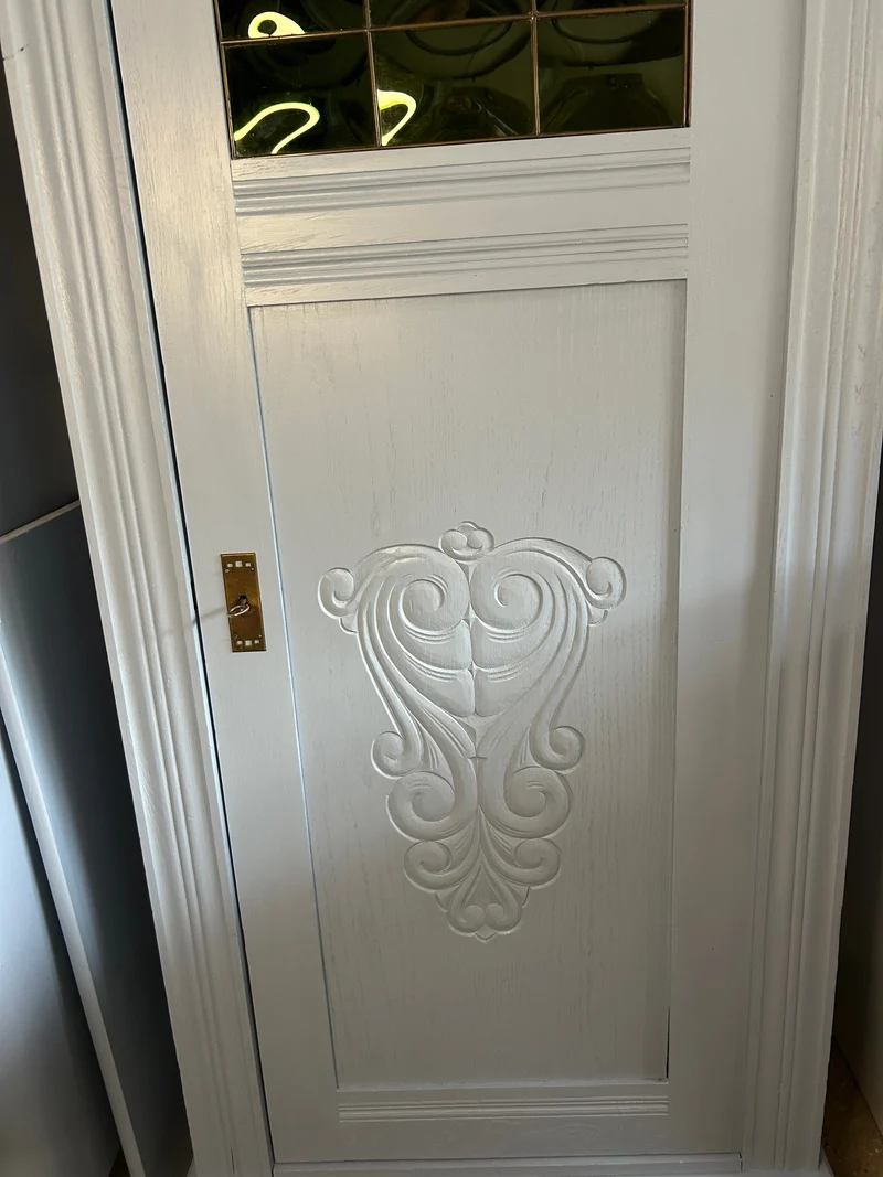 Antiker Schrank Jugendstil mit grünen Fenstern Shabby Chic