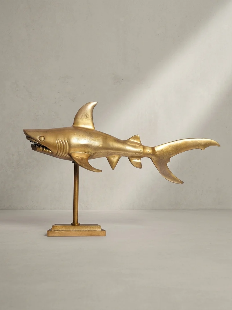 Dekofigur Hai Aluminium 70 cm mit Sockel im maritimen Stil