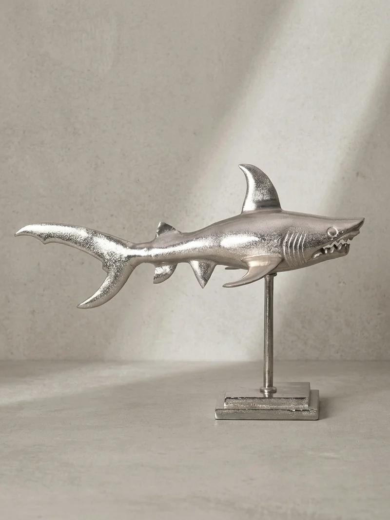 Dekofigur Hai Aluminium 70 cm mit Sockel im maritimen Stil
