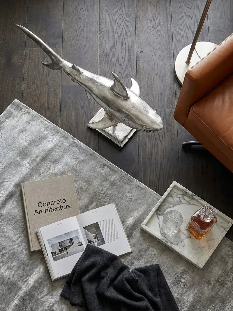 Dekofigur Hai Aluminium 70 cm mit Sockel im maritimen Stil