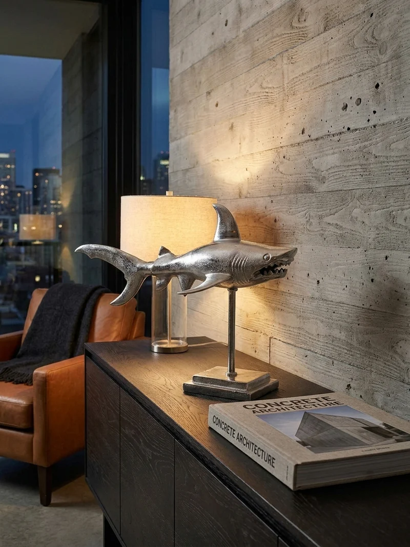 Dekofigur Hai Aluminium 70 cm mit Sockel im maritimen Stil