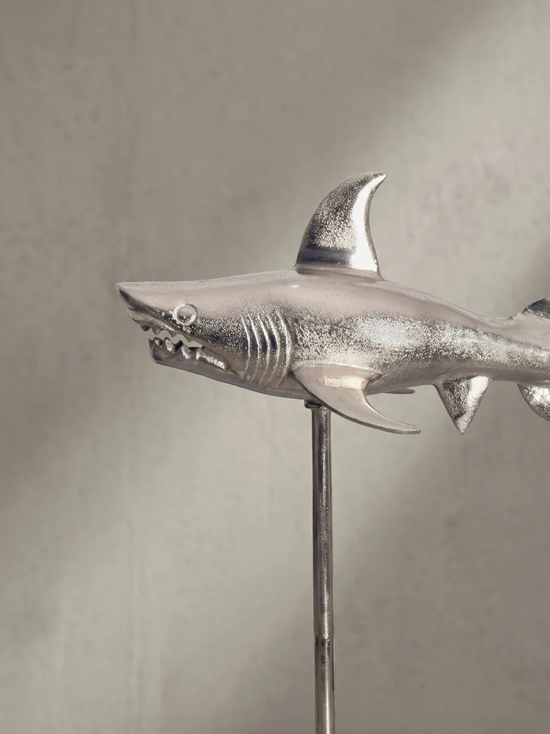 Dekofigur Hai Aluminium 70 cm mit Sockel im maritimen Stil