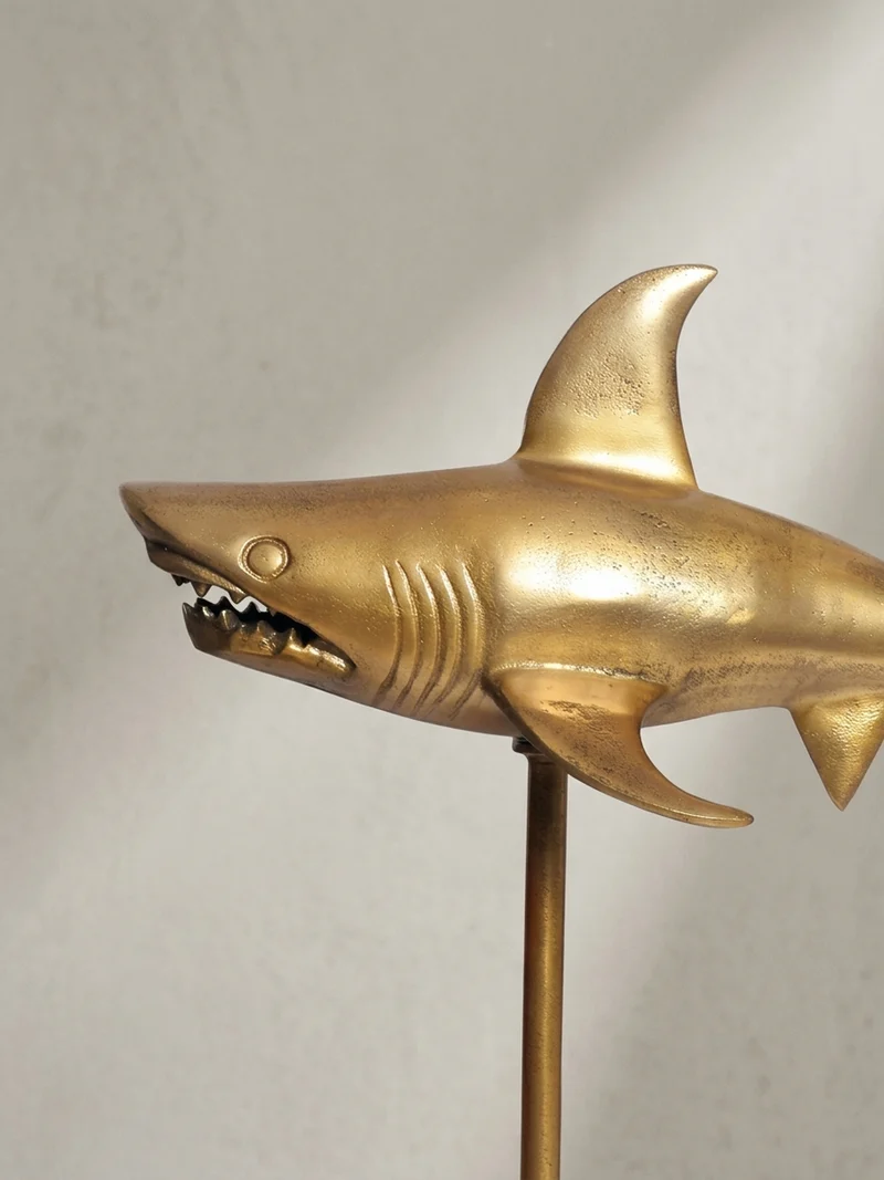 Dekofigur Hai Aluminium 70 cm mit Sockel im maritimen Stil