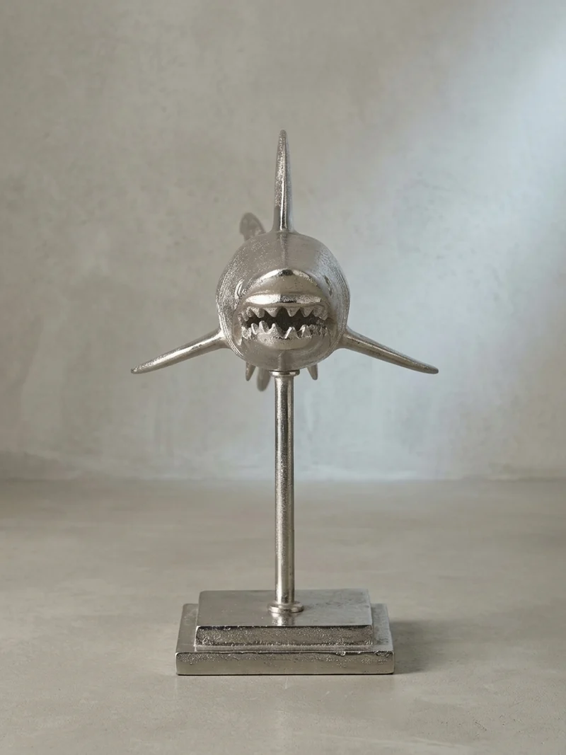 Dekofigur Hai Aluminium 70 cm mit Sockel im maritimen Stil