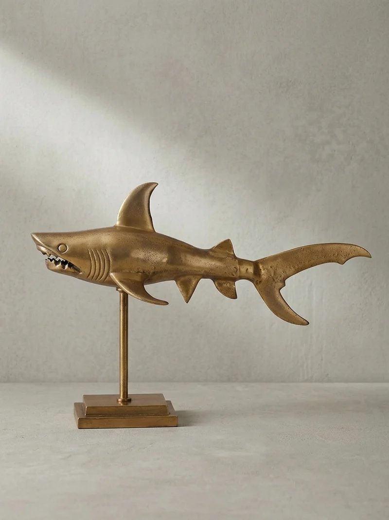 Dekofigur Hai Aluminium 70 cm mit Sockel im maritimen Stil