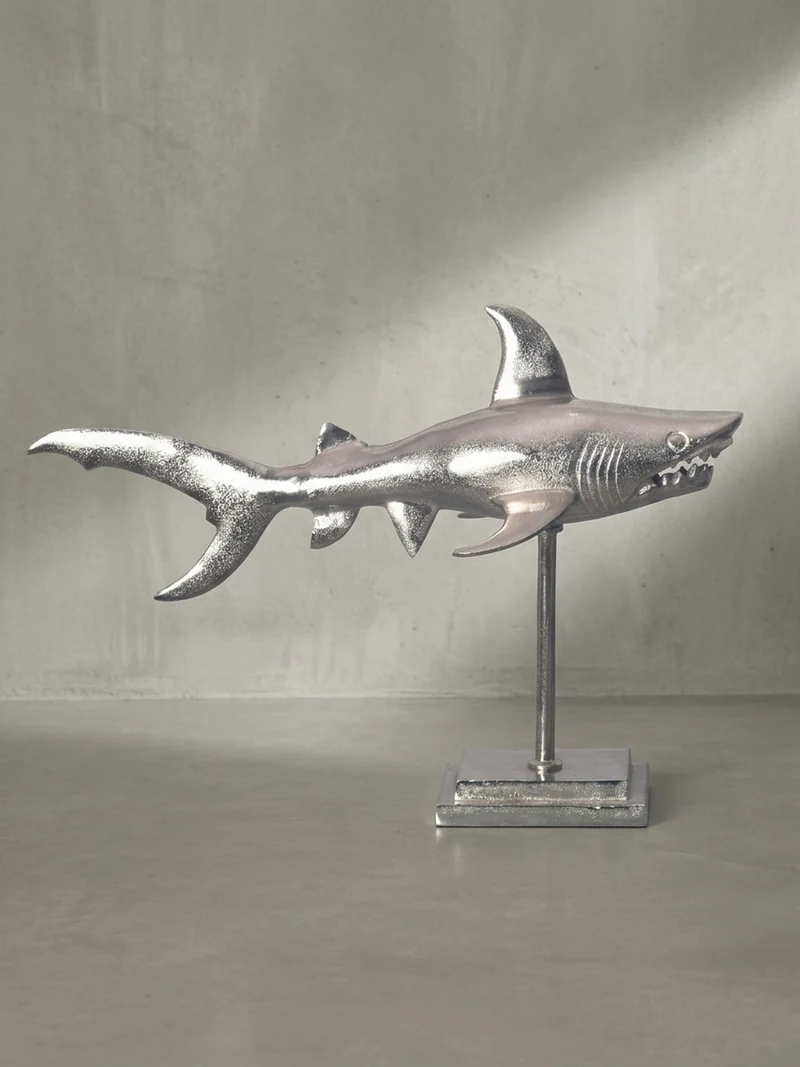 Dekofigur Hai Aluminium 70 cm mit Sockel im maritimen Stil