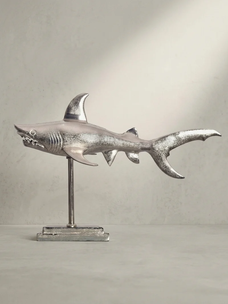Dekofigur Hai Aluminium 70 cm mit Sockel im maritimen Stil