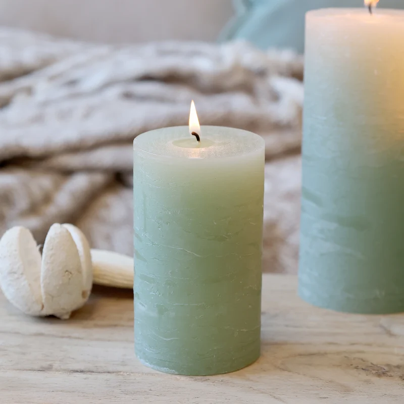 Chic Antique – Macon Stumpenkerze rustikal 30 Std. (Grün)